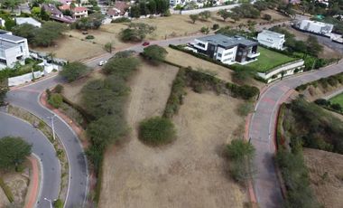 TERRENO EN VENTA EN EXCLUSIVA URBANIZACIÓN PRIVADA DE CUMBAYÁ