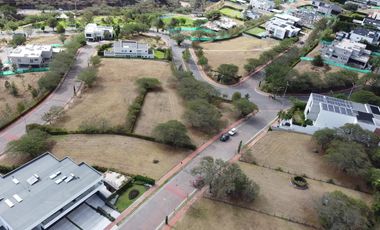 TERRENO EN VENTA EN EXCLUSIVA URBANIZACIÓN PRIVADA DE CUMBAYÁ