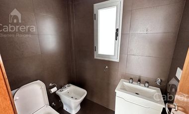 Departamento de dos dormitorios con cochera y baulera en venta