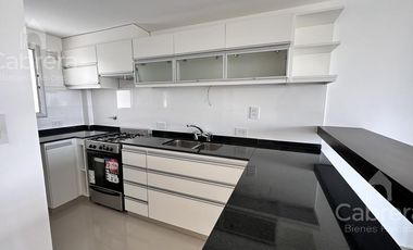 Departamento de dos dormitorios con cochera y baulera en venta