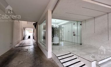 Departamento de dos dormitorios con cochera y baulera en venta