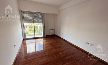 Departamento de dos dormitorios con cochera y baulera en venta