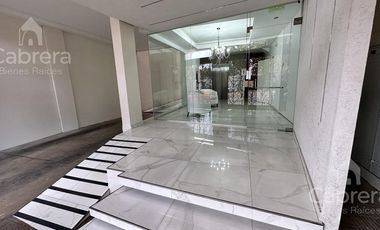 Departamento de dos dormitorios con cochera y baulera en venta