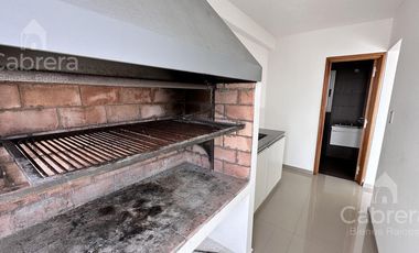 Departamento de dos dormitorios con cochera y baulera en venta