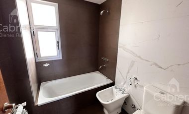Departamento de dos dormitorios con cochera y baulera en venta