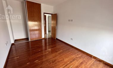 Departamento de dos dormitorios con cochera y baulera en venta