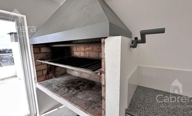 Departamento de dos dormitorios con cochera y baulera en venta