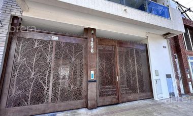Departamento de dos dormitorios con cochera y baulera en venta
