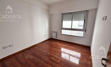 Departamento de dos dormitorios con cochera y baulera en venta