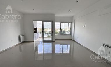 Departamento de dos dormitorios con cochera y baulera en venta