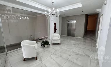 Departamento de dos dormitorios con cochera y baulera en venta
