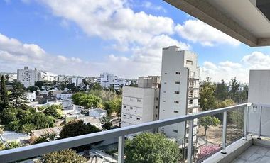 Departamento de dos dormitorios con cochera y baulera en venta