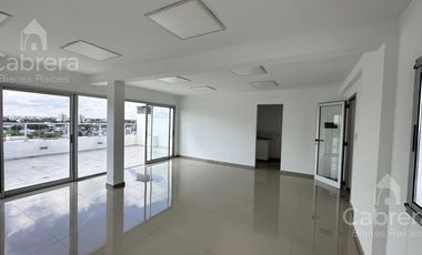 Departamento de dos dormitorios con cochera y baulera en venta