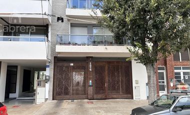 Departamento de dos dormitorios con cochera y baulera en venta