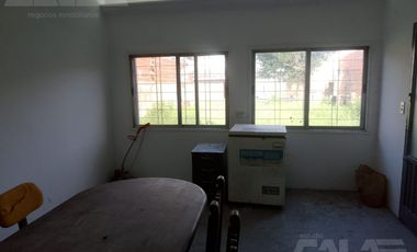 Chalet multifamiliar con amplio jardin y cocheras