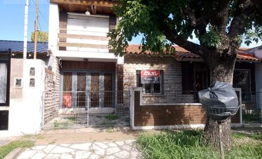 Chalet multifamiliar con amplio jardin y cocheras