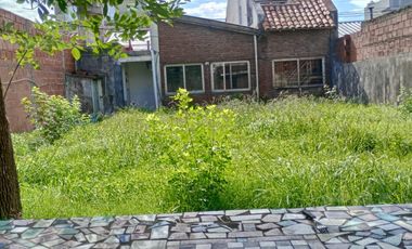 Chalet multifamiliar con amplio jardin y cocheras