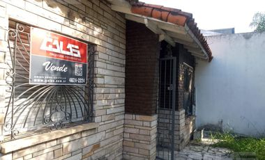 Chalet multifamiliar con amplio jardin y cocheras