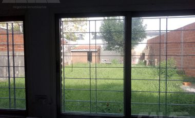 Chalet multifamiliar con amplio jardin y cocheras