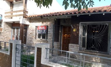 Chalet multifamiliar con amplio jardin y cocheras