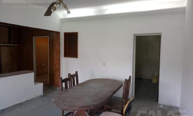 Chalet multifamiliar con amplio jardin y cocheras