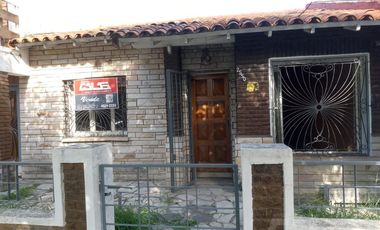 Chalet multifamiliar con amplio jardin y cocheras