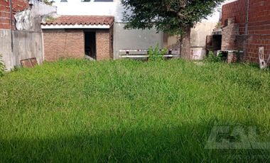 Chalet multifamiliar con amplio jardin y cocheras