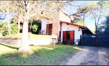 Casa en venta - 3 Dormitorios 2 Baños - Villa Gesell