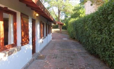 Casa en venta - 3 Dormitorios 2 Baños - Villa Gesell