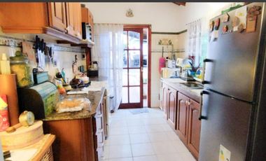 Casa en venta - 3 Dormitorios 2 Baños - Villa Gesell