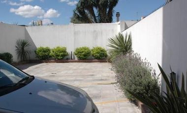 HERMOSO 4 AMBIENTES TRIPLEX!!! CON 2 COCHERAS!!! TERRAZA CON PARRILLA!!