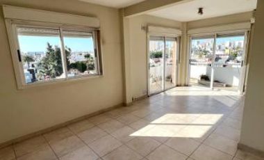 HERMOSO 4 AMBIENTES TRIPLEX!!! CON 2 COCHERAS!!! TERRAZA CON PARRILLA!!