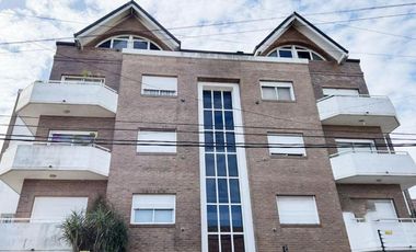 HERMOSO 4 AMBIENTES TRIPLEX!!! CON 2 COCHERAS!!! TERRAZA CON PARRILLA!!