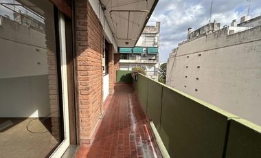 Muy buen departamento de 4 ambientes con balcon al contrafrente y baulera