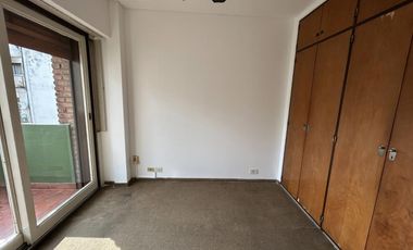 Muy buen departamento de 4 ambientes con balcon al contrafrente y baulera