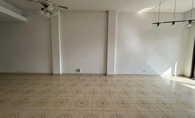 Muy buen departamento de 4 ambientes con balcon al contrafrente y baulera