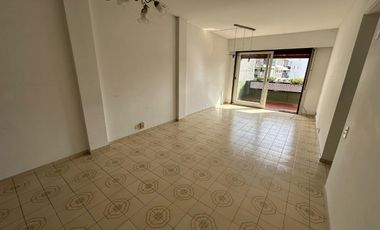 Muy buen departamento de 4 ambientes con balcon al contrafrente y baulera