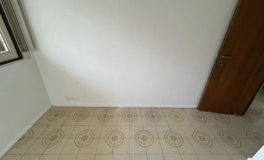 Muy buen departamento de 4 ambientes con balcon al contrafrente y baulera