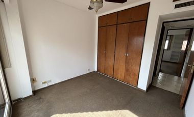 Muy buen departamento de 4 ambientes con balcon al contrafrente y baulera