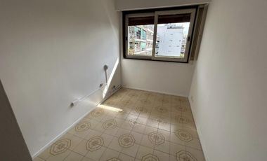Muy buen departamento de 4 ambientes con balcon al contrafrente y baulera