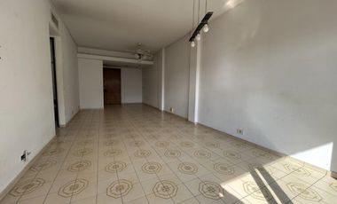 Muy buen departamento de 4 ambientes con balcon al contrafrente y baulera