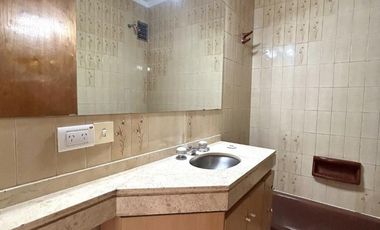 Muy buen departamento de 4 ambientes con balcon al contrafrente y baulera