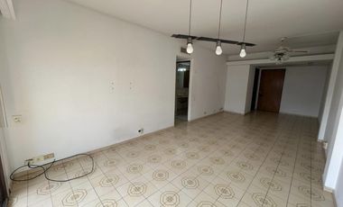 Muy buen departamento de 4 ambientes con balcon al contrafrente y baulera