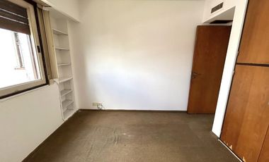 Muy buen departamento de 4 ambientes con balcon al contrafrente y baulera