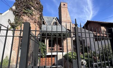 Gran chalet en Venta de 8 amb. Galería. Patio con parrilla. Oficinas ind. Centro Zárate