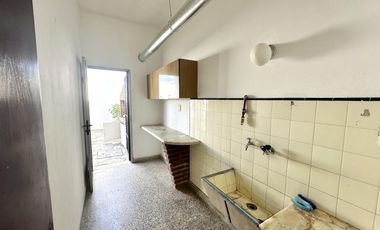 Gran chalet en Venta de 8 amb. Galería. Patio con parrilla. Oficinas ind. Centro Zárate