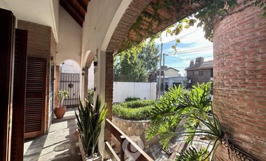 Gran chalet en Venta de 8 amb. Galería. Patio con parrilla. Oficinas ind. Centro Zárate