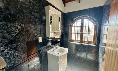 Gran chalet en Venta de 8 amb. Galería. Patio con parrilla. Oficinas ind. Centro Zárate