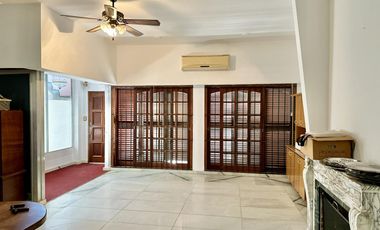 Gran chalet en Venta de 8 amb. Galería. Patio con parrilla. Oficinas ind. Centro Zárate