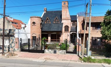 Gran chalet en Venta de 8 amb. Galería. Patio con parrilla. Oficinas ind. Centro Zárate